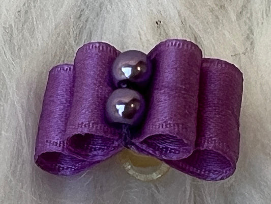 Fialová saténová mašlička se skleněnými perličkami